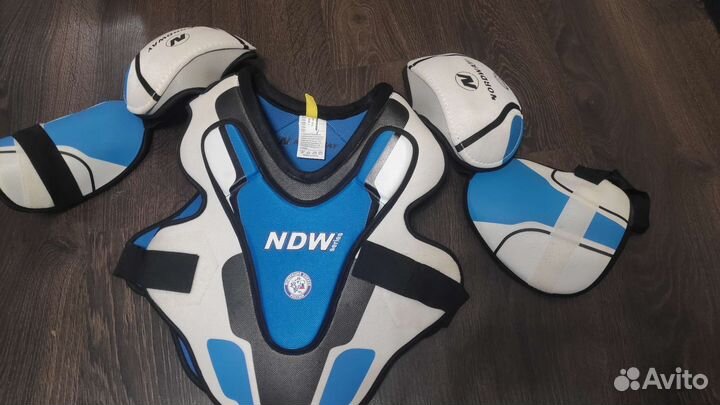 Нагрудник, шорты, щитки и гетры