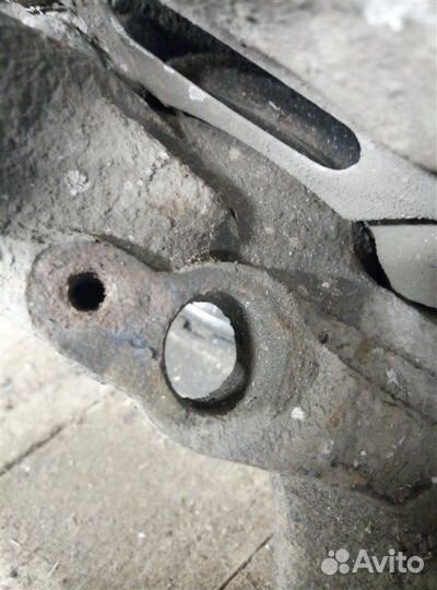 Кулак (цапфа) передний левый Toyota Avensis 2008