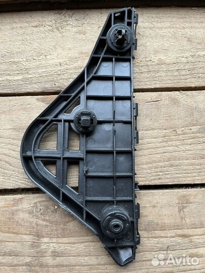 Кронштейн левый переднего бампера toyota camry