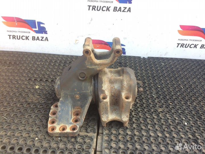 8138566 Кронштейн балансира левый