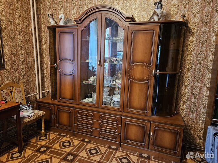 Продам сервант-стенку в гостиную