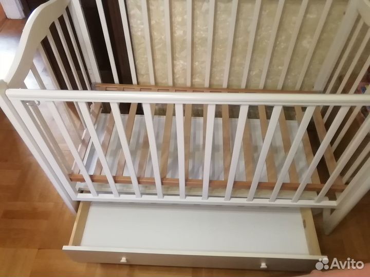 Детская кроватка с маятником