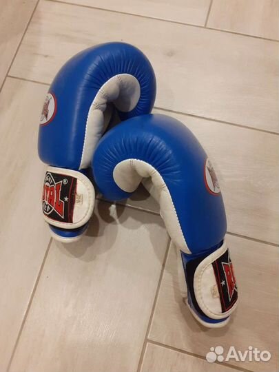 Боксерские перчатки