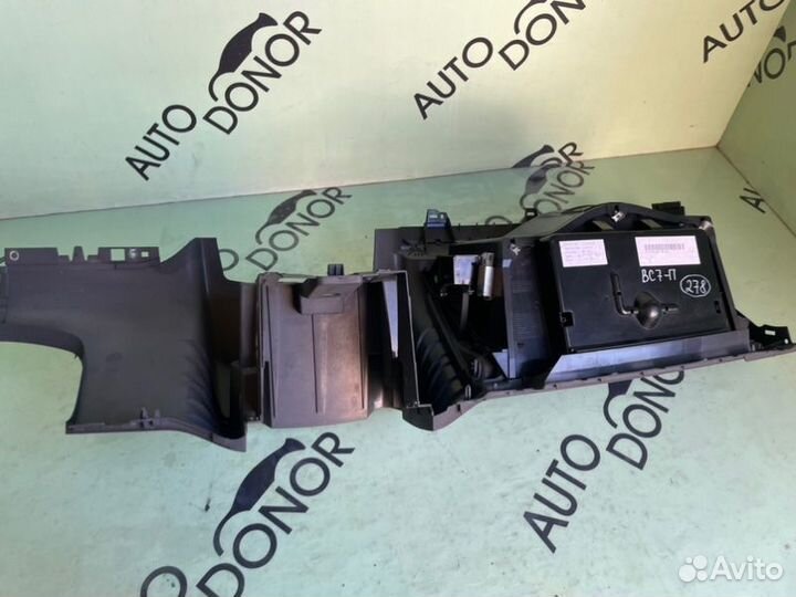 Нижняя часть панели Volkswagen Touareg 7L дорест