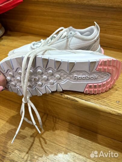 Кроссовки женские