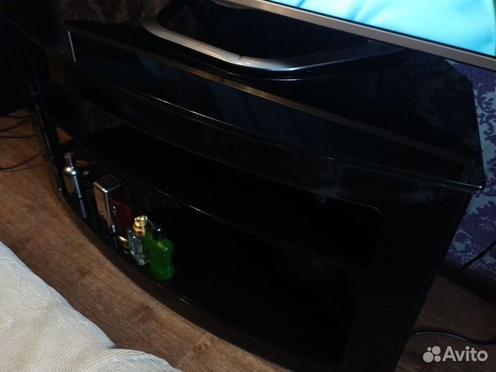 Тумба под телевизор стеклянная