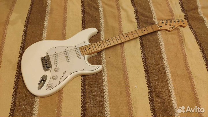 Реплика Fender Stratocaster белая SSS