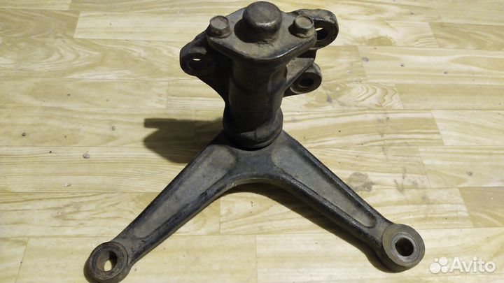 Маятниковый рычаг Nissan Vanette