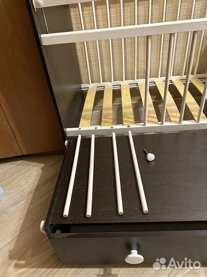 Детская кроватка с маятником и ящиком