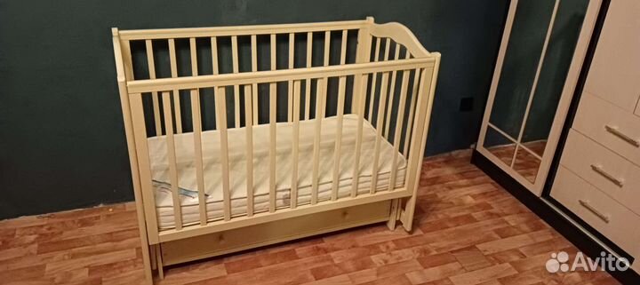 Детская кроватка с маятником и ящиком