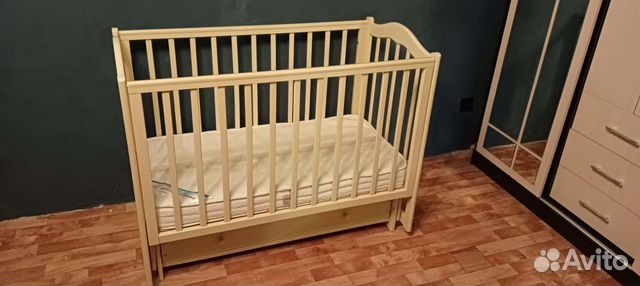 Детская кроватка с маятником и ящиком