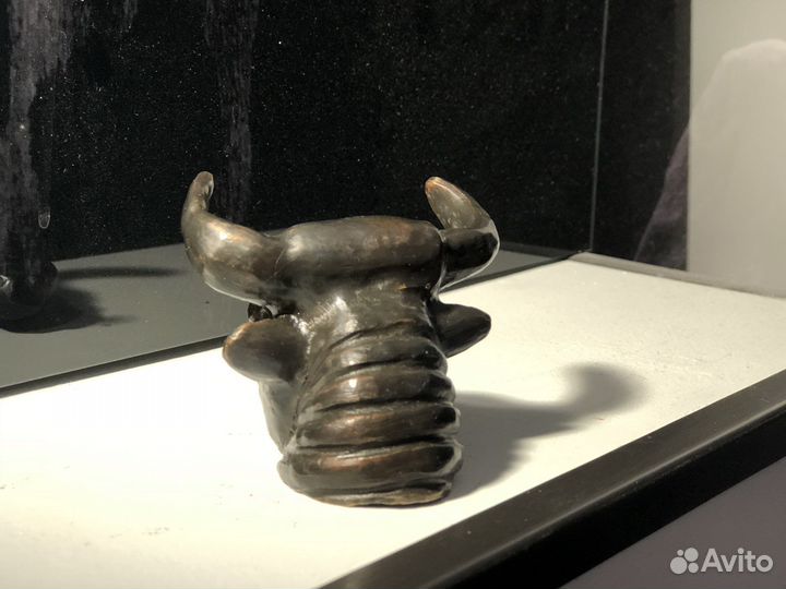 Бронзовая фигура, голова быка