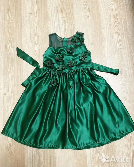 Очень красивое изумрудное платье