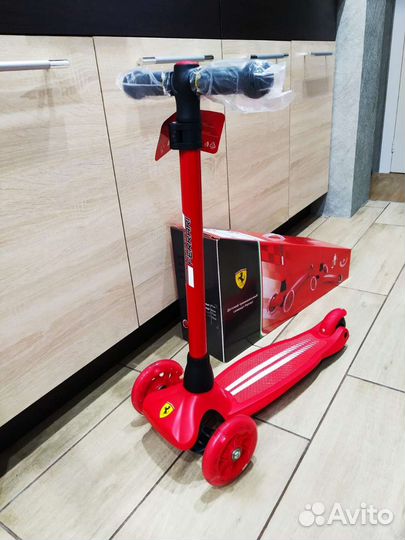 Самокат Ferrari новый