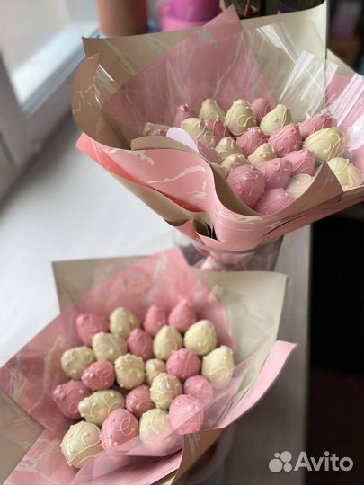 Клубника в шоколаде с цветами