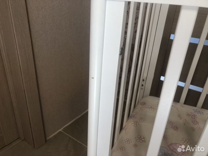 Детская кроватка с поперечным маятником