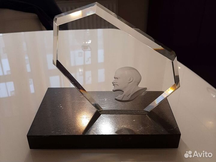 Статуэтка из камня и стекла с Лениным
