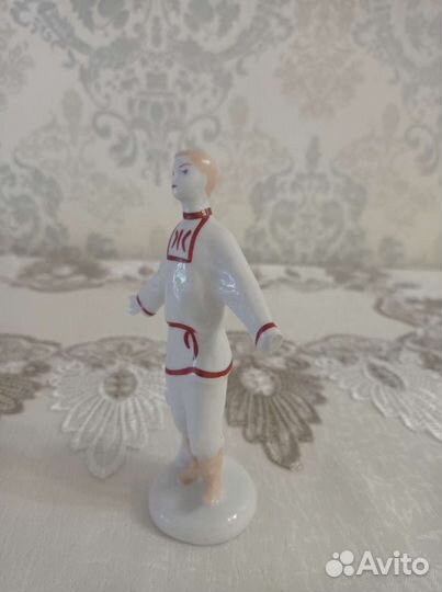 Статуэтка фарфор