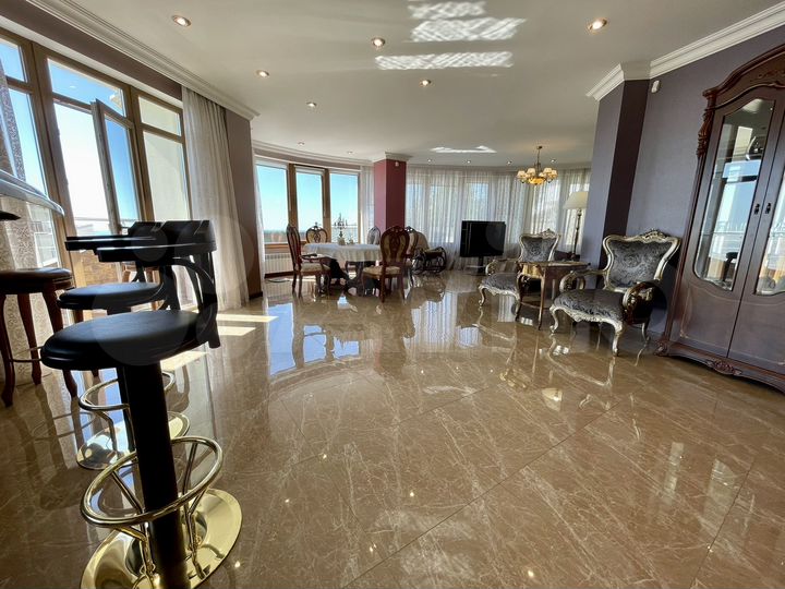 3-к. квартира, 220,7 м², 3/8 эт.