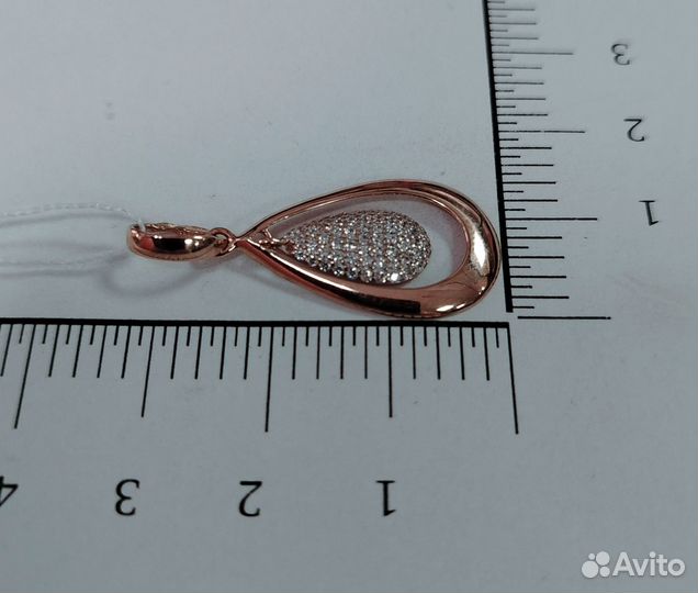 Золотая подвеска с камнем