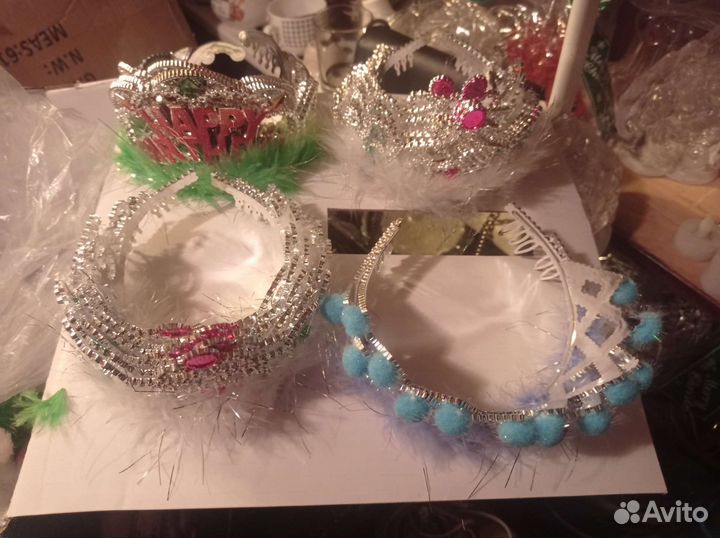 Маски, бороды, короны