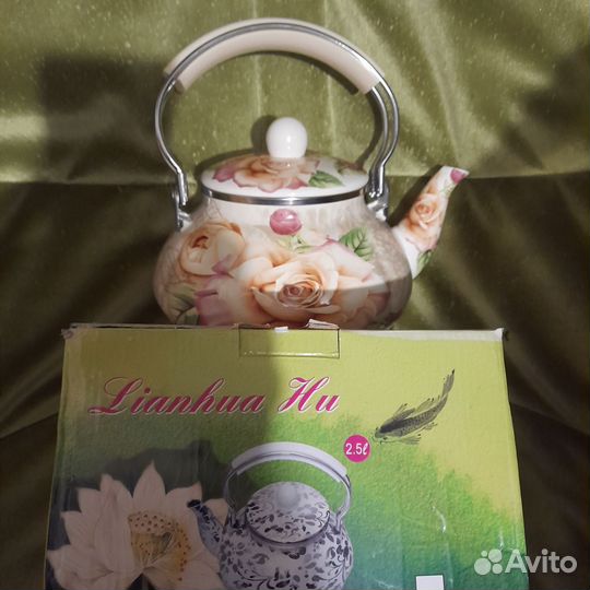 Красивый новый эмалрованный чайник 2.5л в упаковке