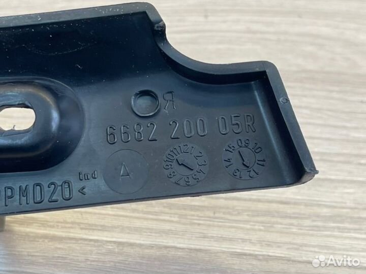 Накладка петли капота правая Renault Duster