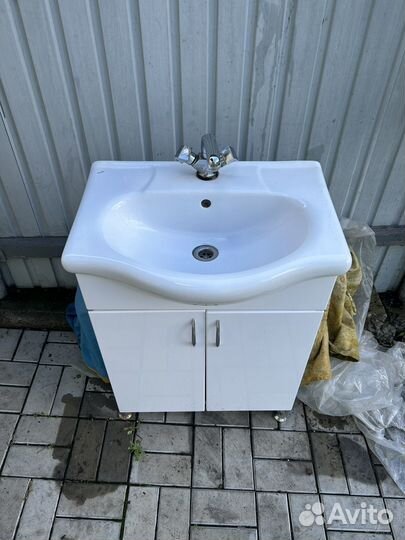 Раковина с тумбой