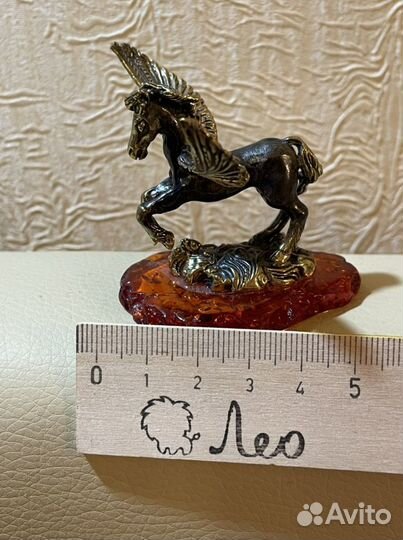Сувениры Пегас и Дракон латунь и янтарь