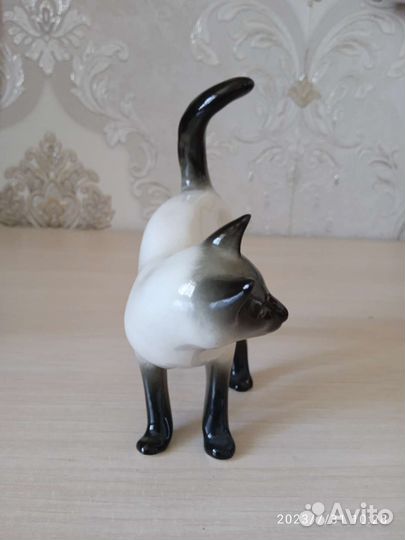 Фарфоровая статуэтка кот