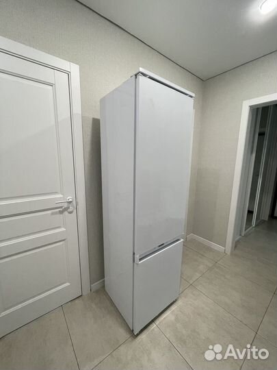 Встраиваемый холодильник Hotpoint Ariston