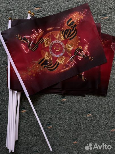 Флаги, пилотки, значки на 9 мая