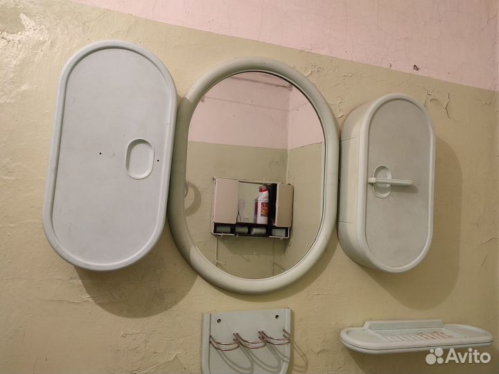 Зеркало в ванную с полочкой