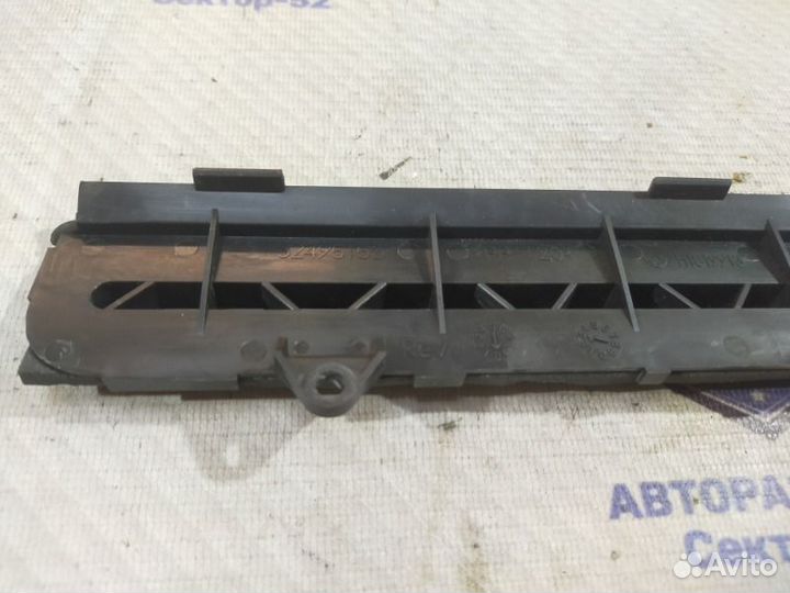 Крышка салонного фильтра Volkswagen Touareg 1