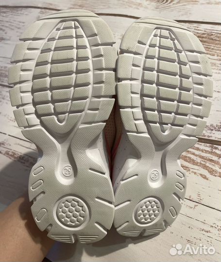 Кроссовки облегченные