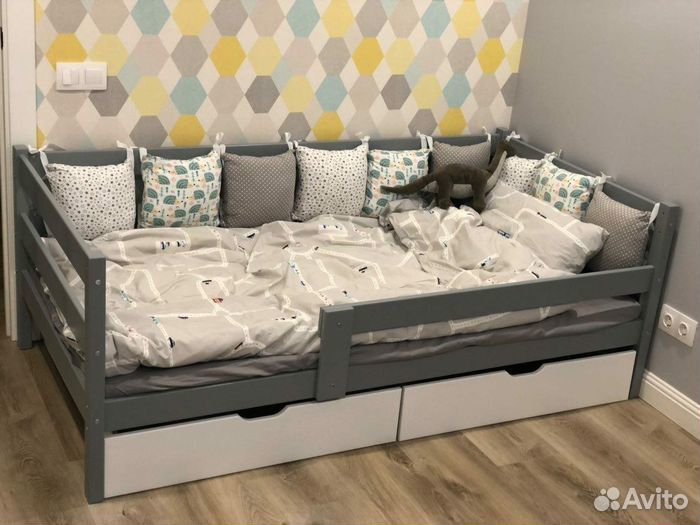 Кроватка детская софа из массива с бортиком