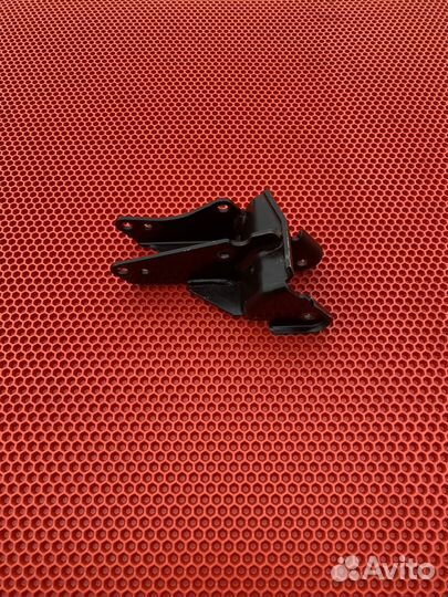 Кронштейн задней опоры МКПП JB3 Mitsubishi Carisma