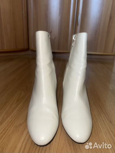 Белые ботинки