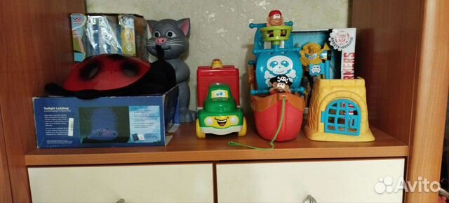 Много интерактивных игрушек