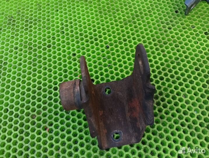 Кронштейн опоры двс Toyota Camry/Vista 1992