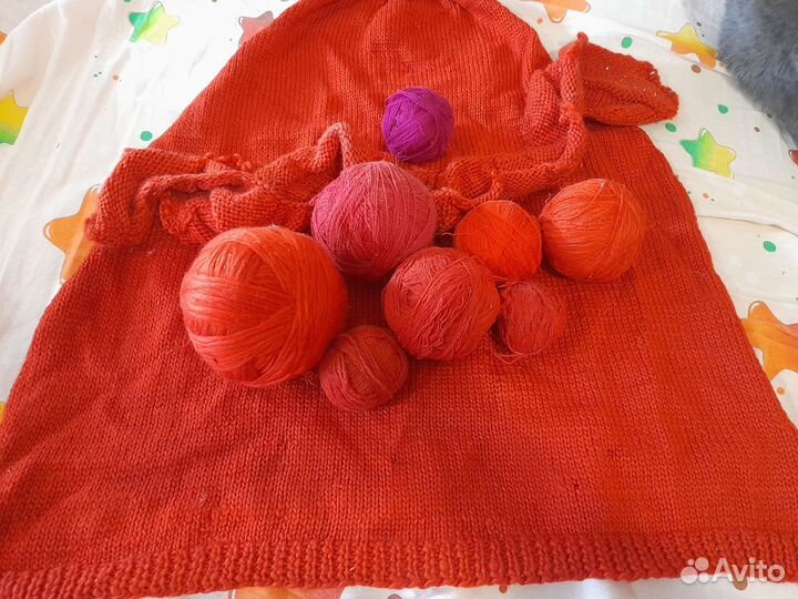 Много красной пряжи