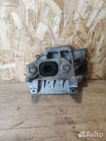 Кронштейн опоры кпп Nissan Juke F15