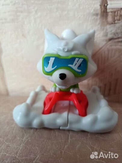 Игрушки из большого яйца Киндер сюрприз