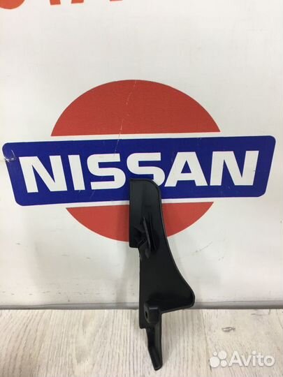 Накладка петли капота Уголок жабо Nissan terrano D