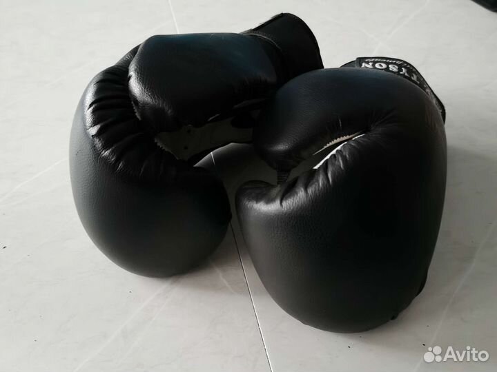 Боксерские перчатки