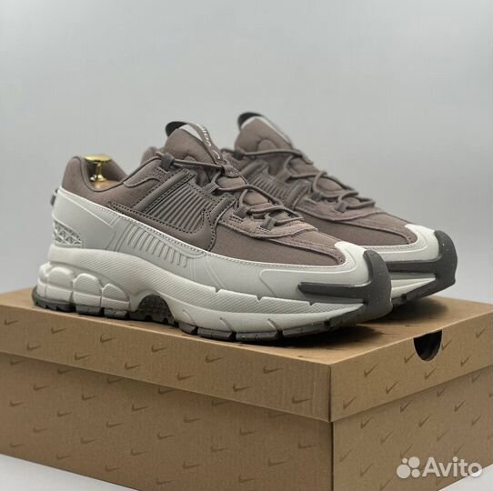 Кроссовки Nike Vomero 5 Roam