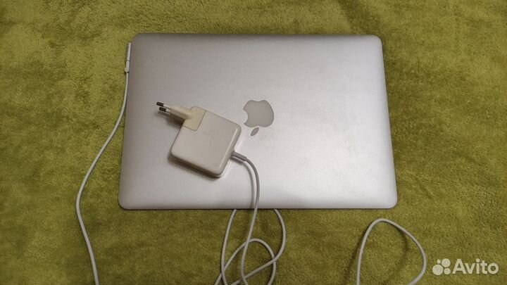 Macbook Air (3-inch, Mid 2011)