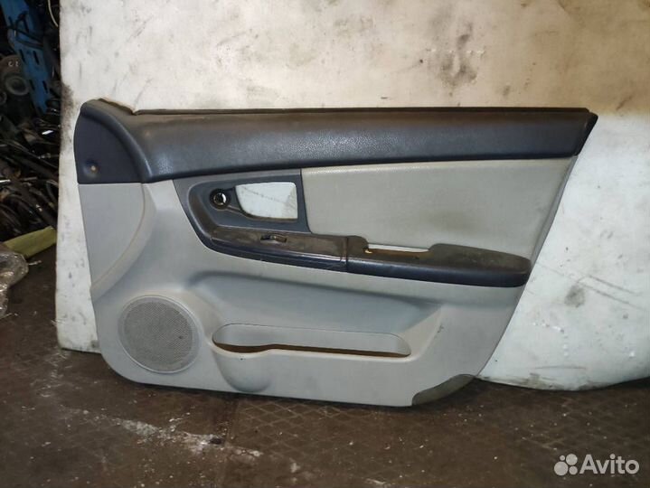 Обшивка передней правой двери Kia Cerato 1
