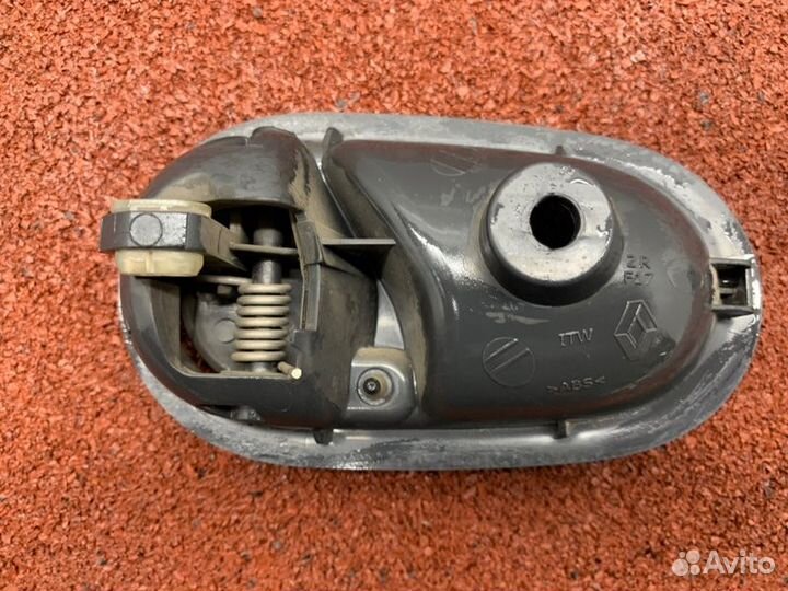 Ручка двери внутренняя правая Renault Logan 2 L8