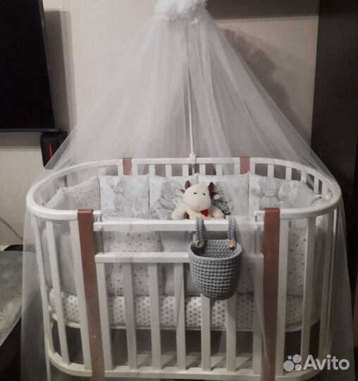 Детская кроватка с маятником